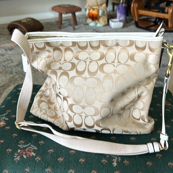 Coach canvas signature bag, bees, trimmed in white, leather cross bodwitj tag - Picture 4 of 10